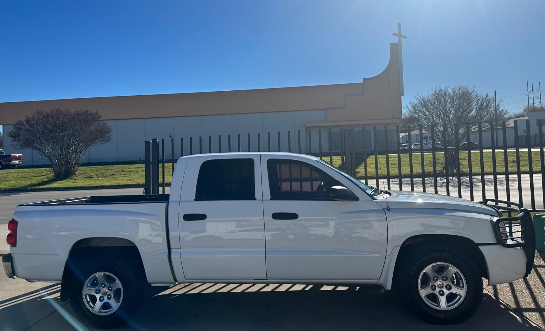 2006 WHITE /GRAY Dodge Dakota (1D7HE48KX6S) , located at 2001 E. Lancaster, Ft. Worth, 76103, (817) 336-7000, 32.746181, -97.301018 - Photo#4